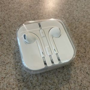 Apple EarPods with 3.5 mm headphone plug